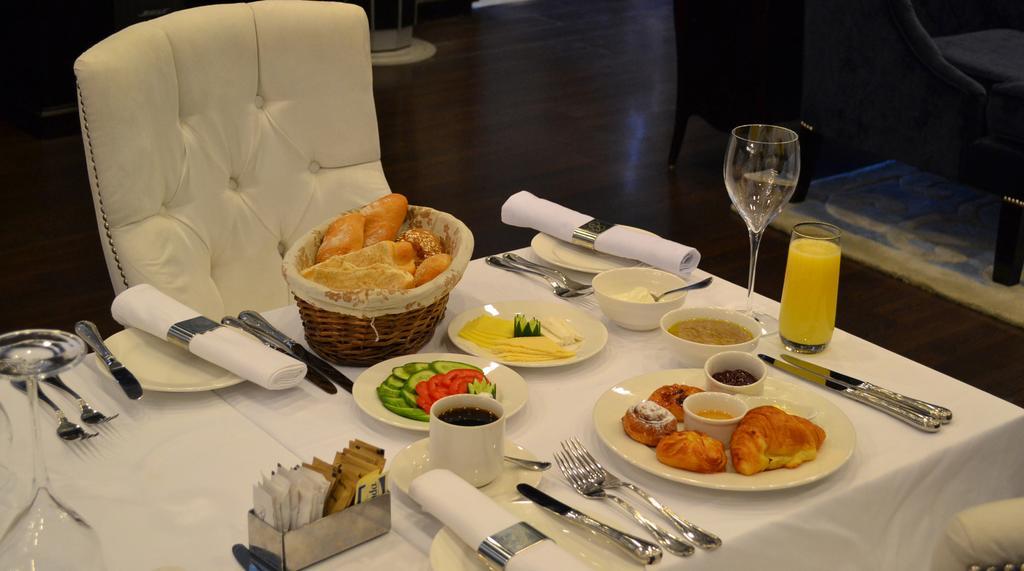 Sun City Hotel - The Gabriel Кайро Стая снимка A typical breakfast